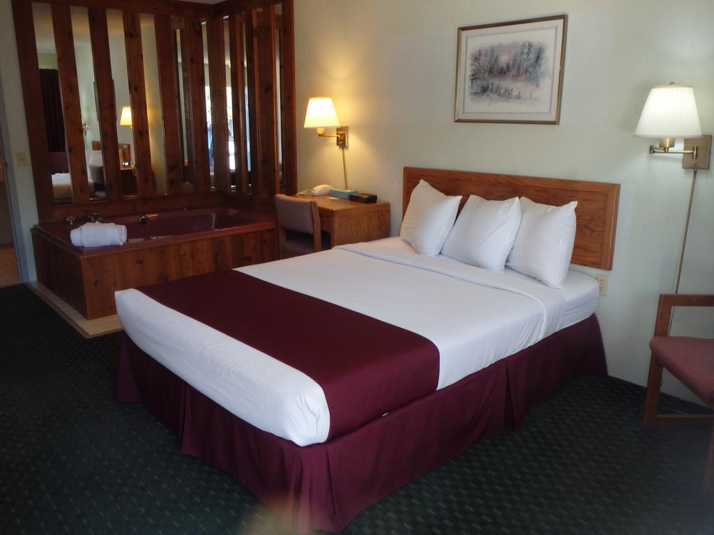 Americas Best Value Inn Сент-Ігнас Екстер'єр фото
