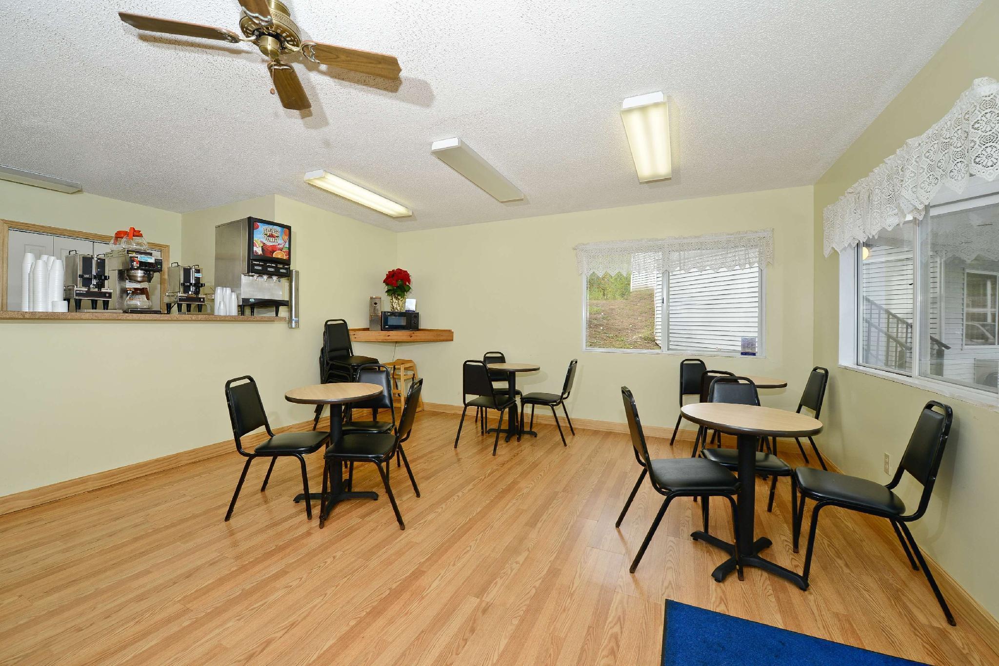 Americas Best Value Inn Сент-Ігнас Ресторан фото