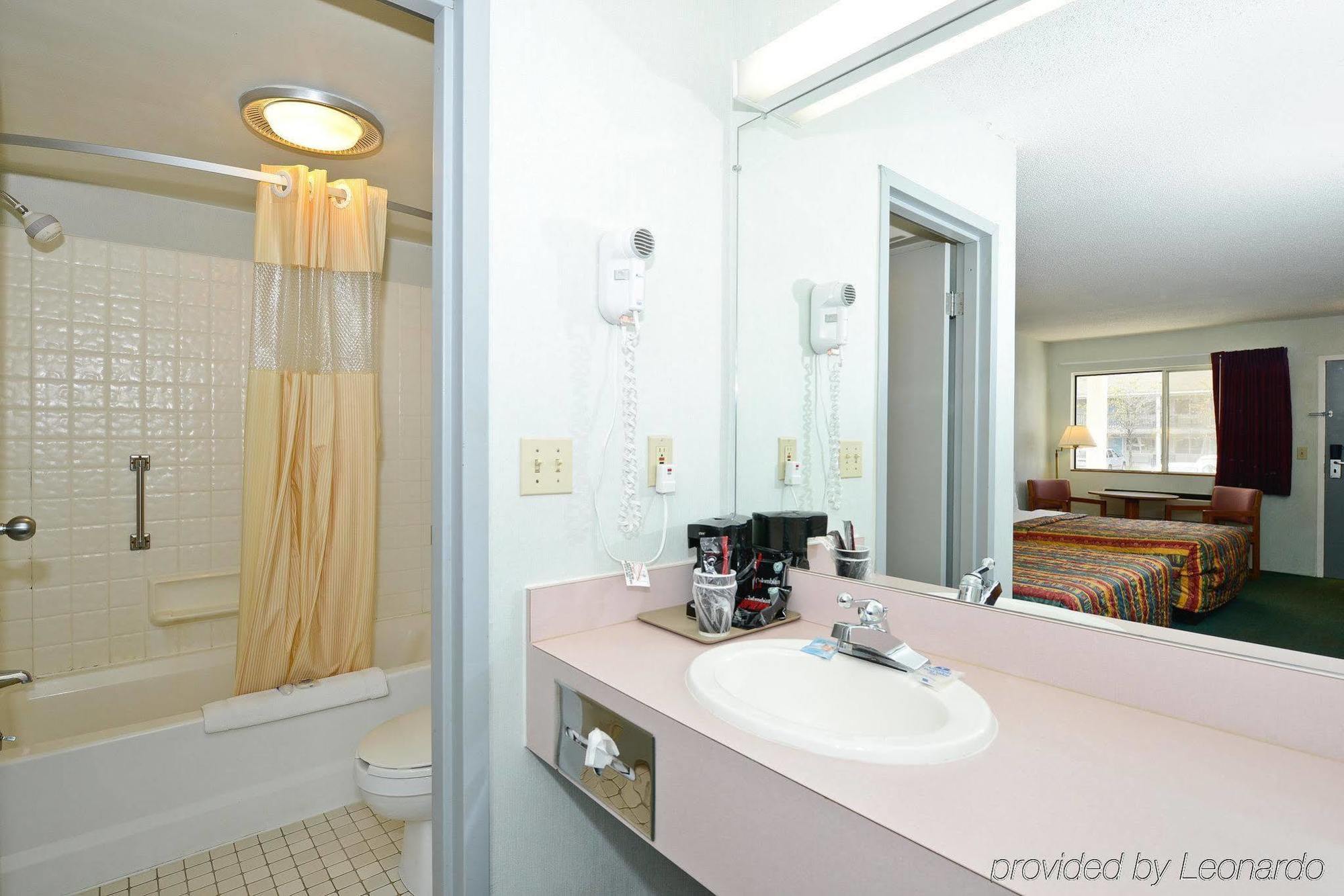 Americas Best Value Inn Сент-Ігнас Екстер'єр фото